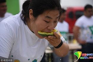 吃瓜现场演戏,一场精心编排的戏剧表演